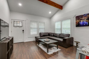 8 mins to Riverwalk, fenced backyard, pets allowed, king bed
